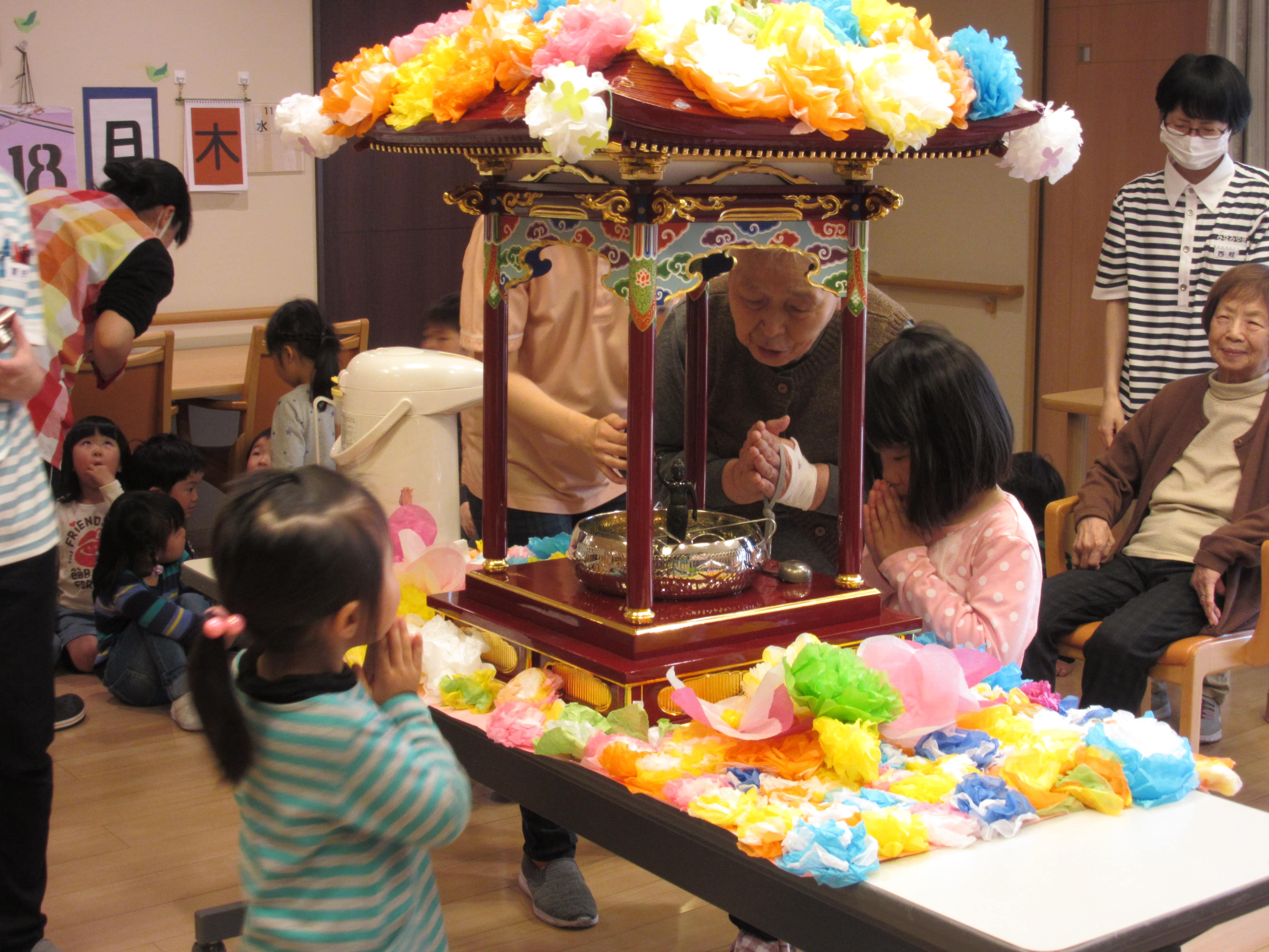 お年寄りとこどもが一緒にお参り「花まつり」