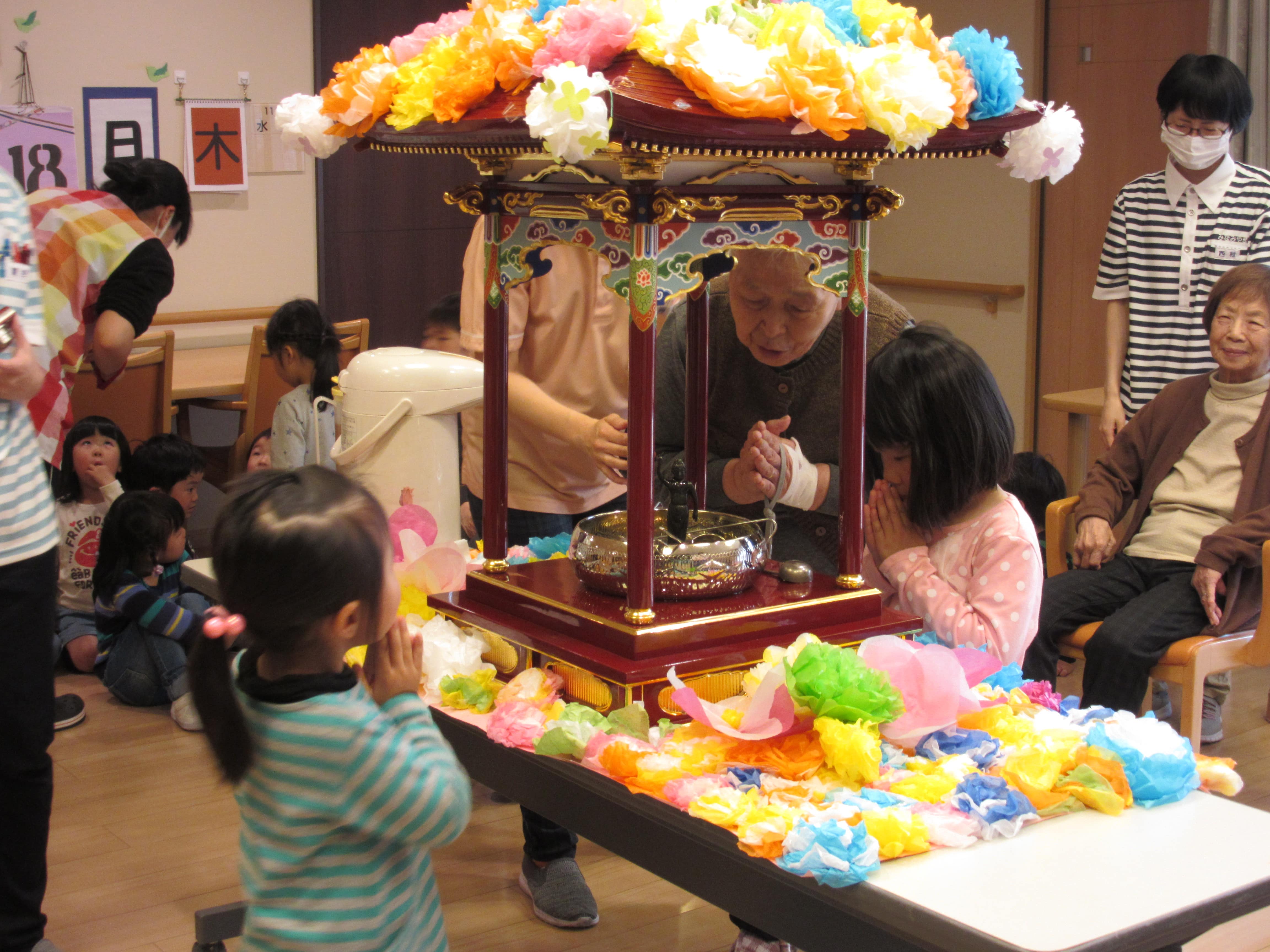 お年寄りとこどもが一緒にお参り「花まつり」