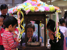 世代間交流「花祭り」での様子